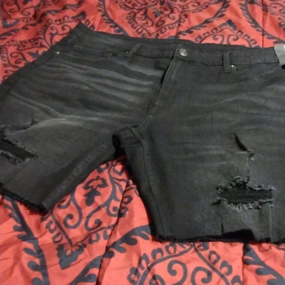 Shorts - Picture 2 of 6